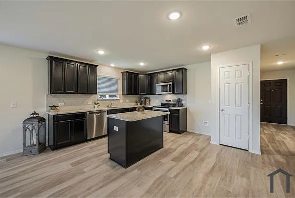 1109 Ainsley Ln — Photo 8
