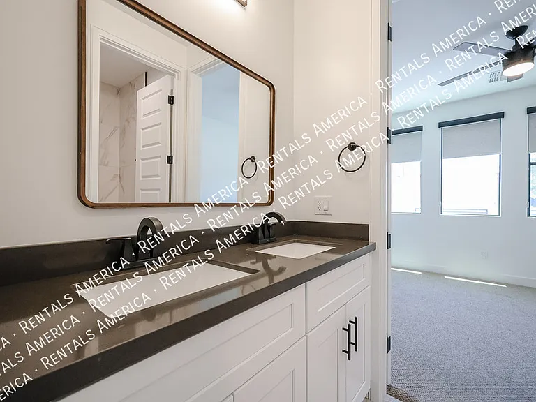 2418 E Amelia Ave — Photo 29