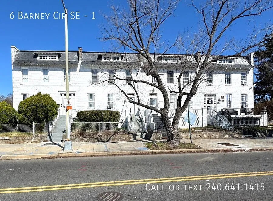 6 Barney Cir SE #1