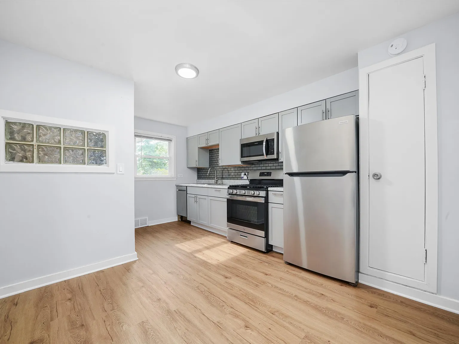 2 bed, 800 sqft, $1,700 — Photo 3