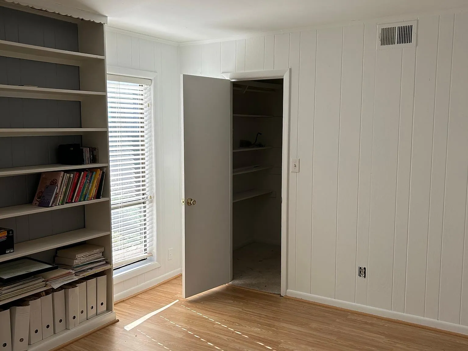 605 Serramonte Dr — Photo 4