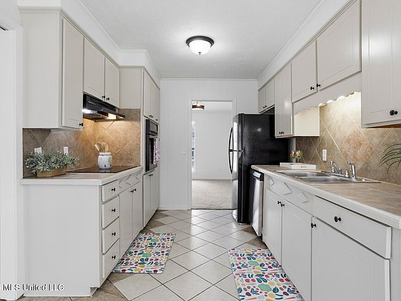 2nd image of 705 Pinehurst St