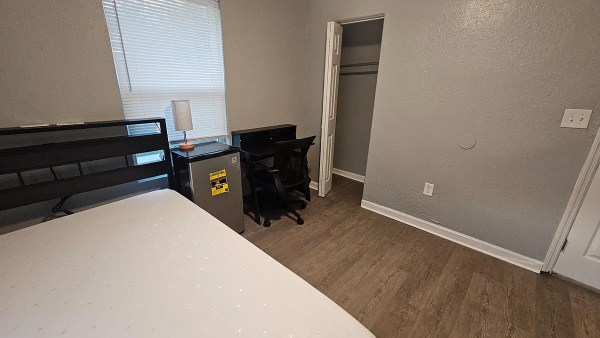 Unit Photo - 1902 McMillan St #2