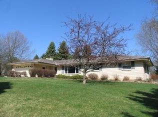1116 Oakwood Manor Dr, Hubertus, WI