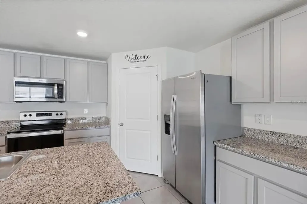 4 bed, 2.0 bath, 1828 sqft, $2,500 — Photo 3