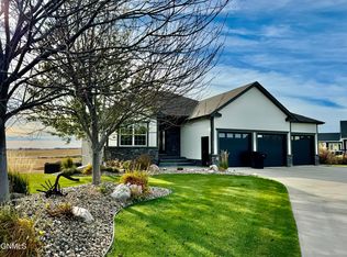 2015 Dublin Ln, Williston, ND 58801