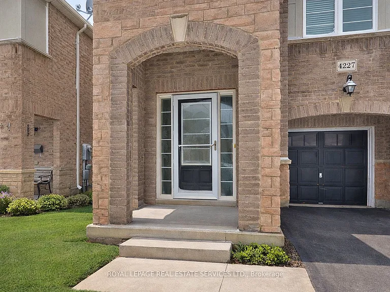 4227 Cole Cres — Photo 2