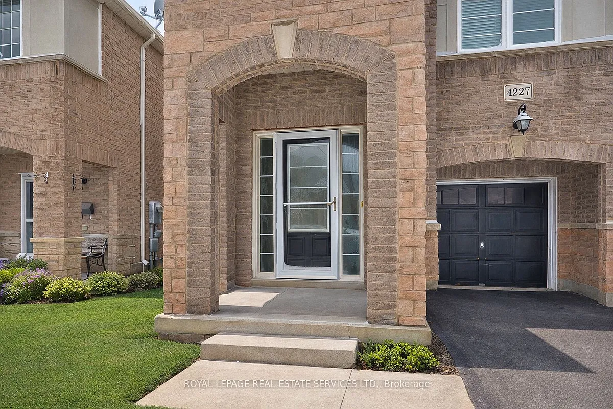 Building Photo - 4227 Cole Cres