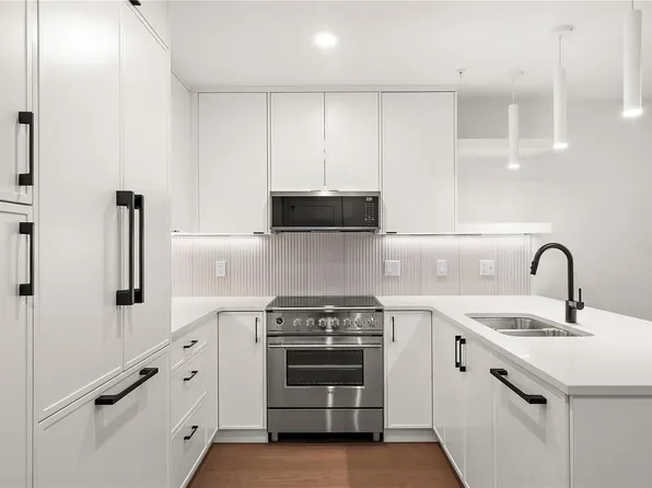 1102 Esquimalt Rd #Townhouse 2, Esquimalt, BC V9A 3N3