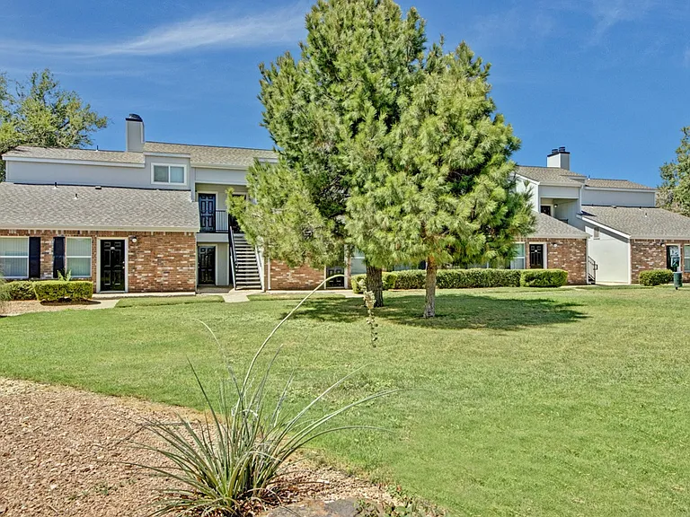 Cypress Pointe — Photo 21