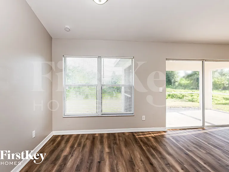 1141 Ebert St E — Photo 5