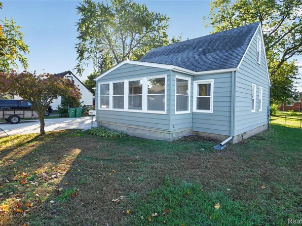 30925 Block St, Garden City, MI 48135