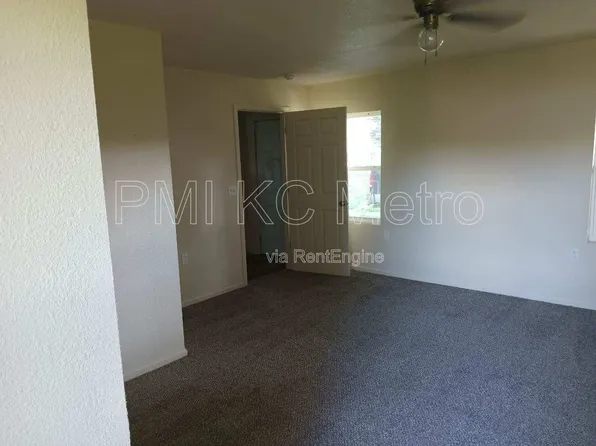 26 S Central St #1, Buckner, MO 64016