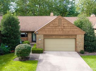 302 Foxcroft Cir, Holland, MI 49423