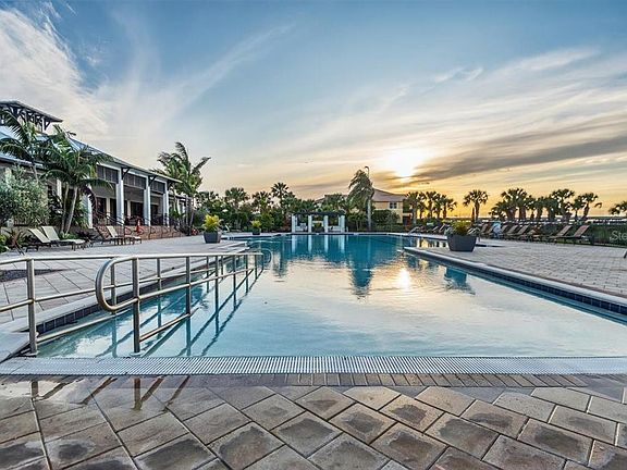 3rd image of 904 Riverscape St