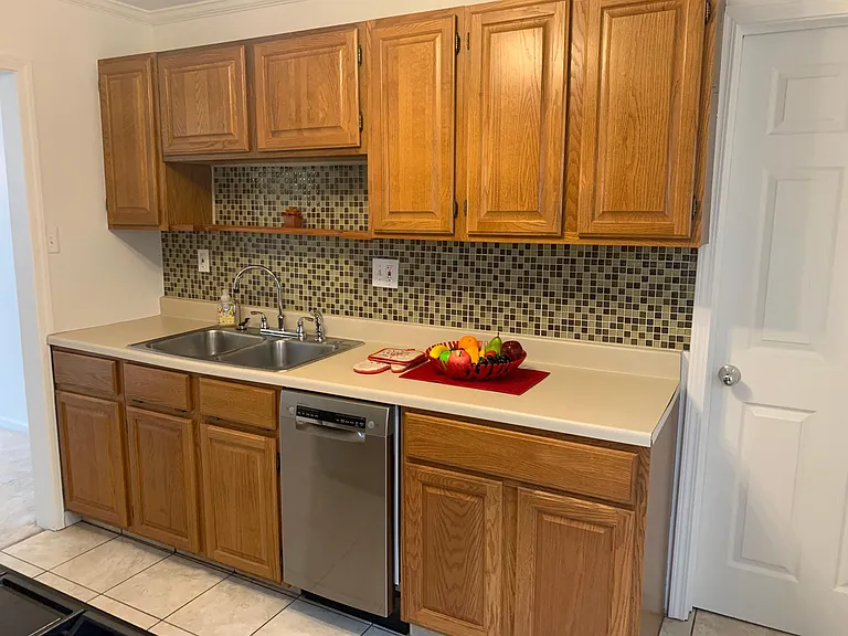 918 Batavia Ave — Photo 18