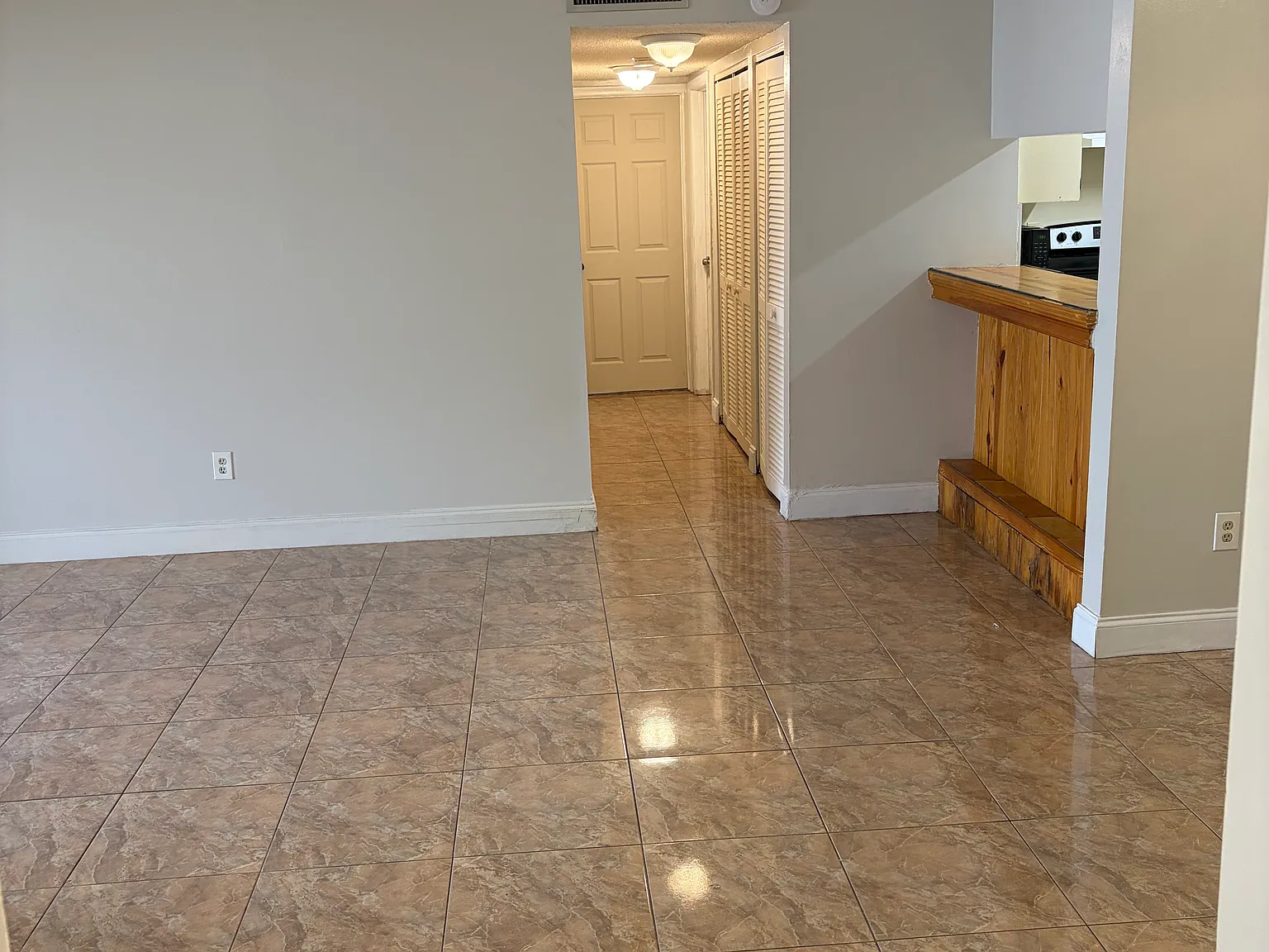 2 bed, 1055 sqft, $2,100 — Photo 3