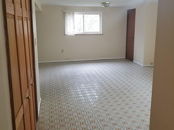 4th image of 1579 Summit St