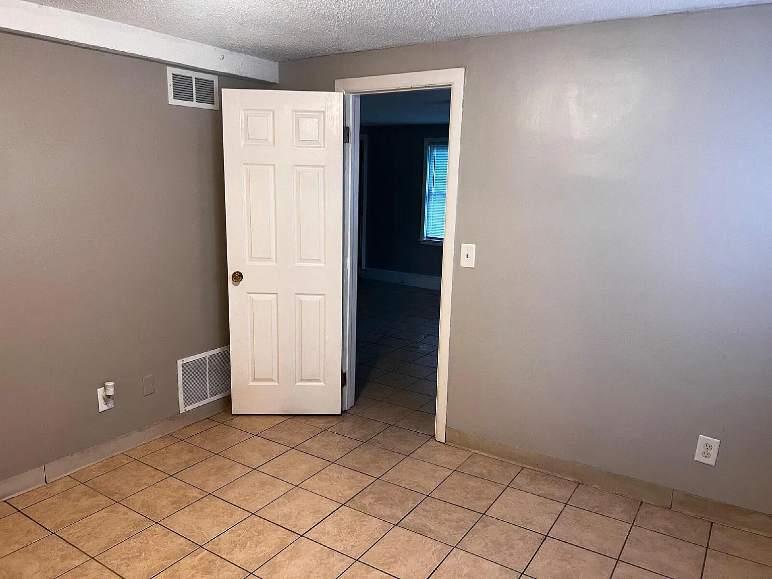 1 bed, 1.0 bath, 700 sqft, $650 — Photo 2