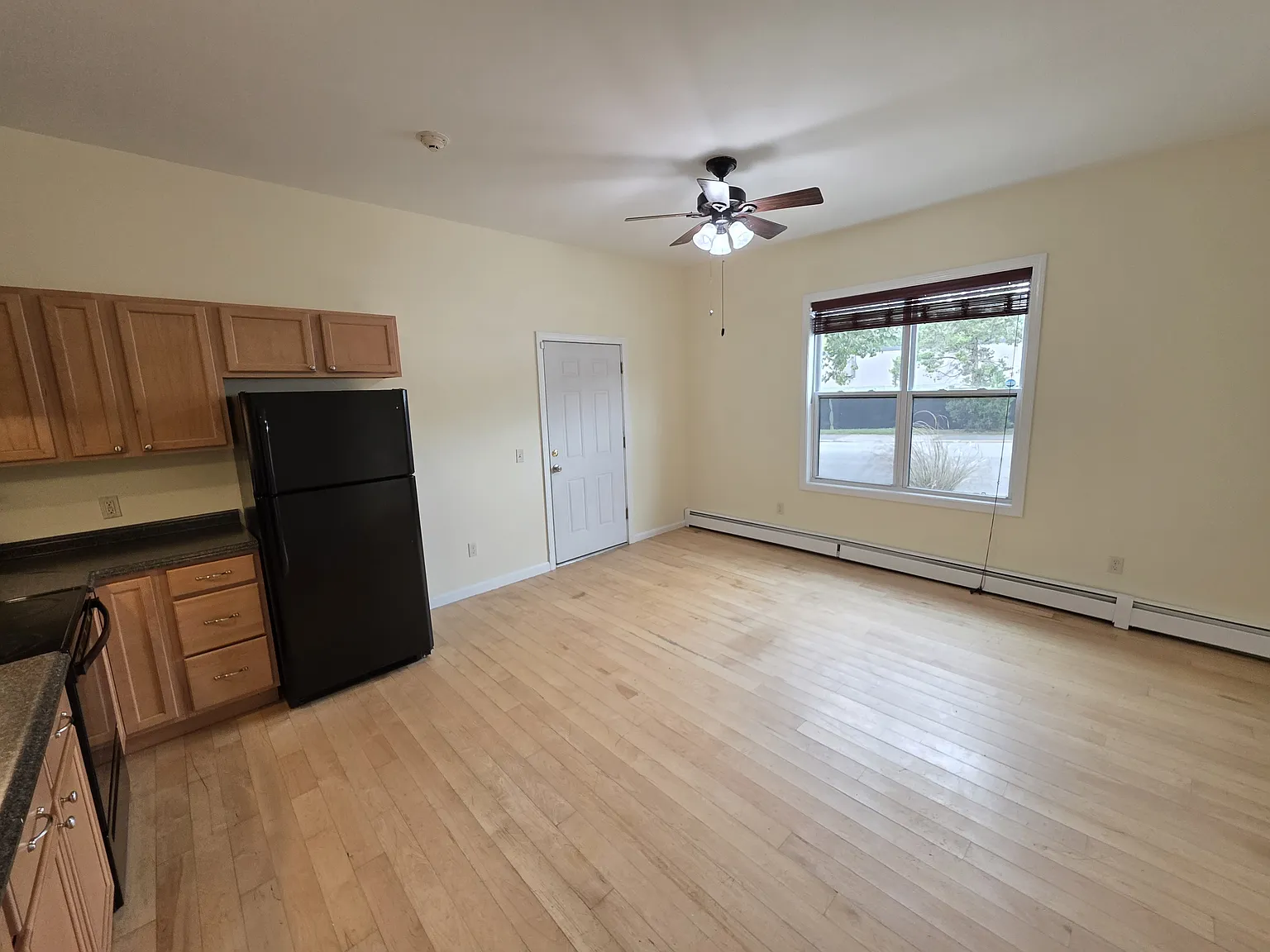  360 River St 1stFlr 1B/1B Spacious FreshPaint Hardwood PetsOK Laundry — Photo 3