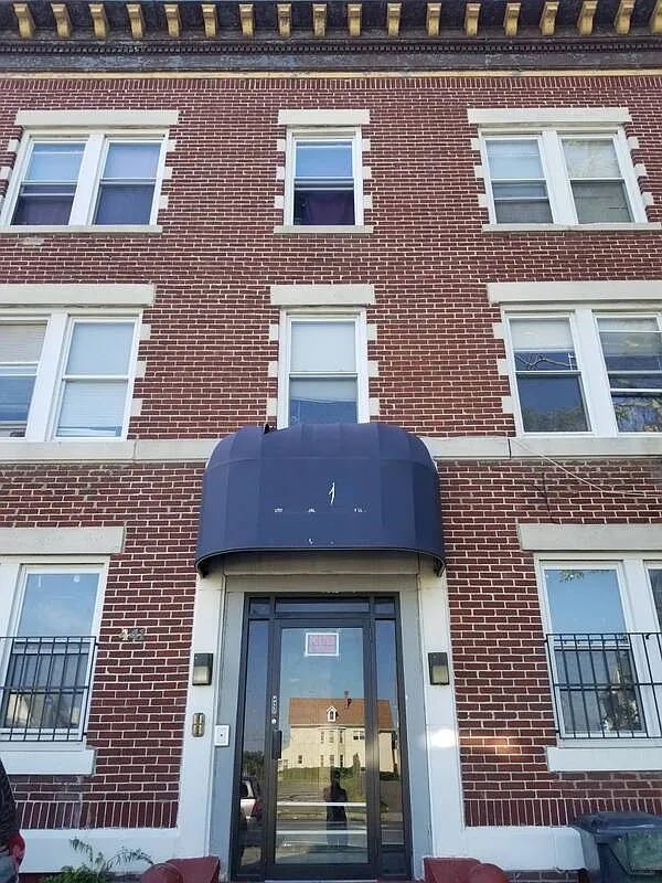 2 bed, 1.0 bath, 900 sqft, $1,300 — Photo 2