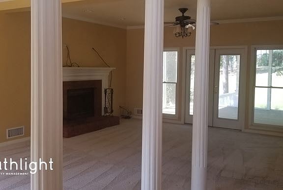 3rd image of 442 Club View Dr