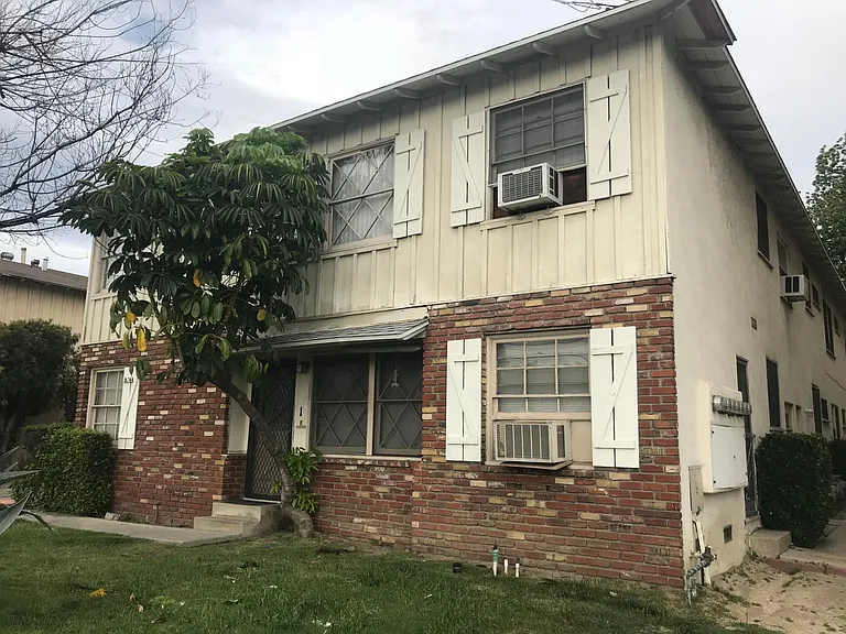 5744 Whitsett Ave — Photo 1