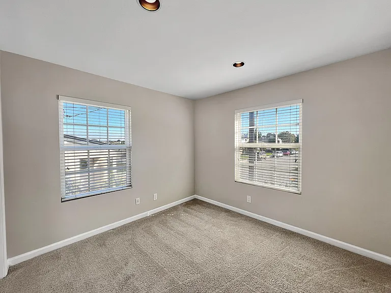 3840 Talbot St — Photo 9