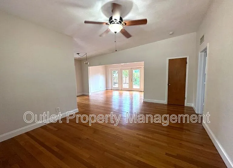 2517 E Marks St — Photo 2