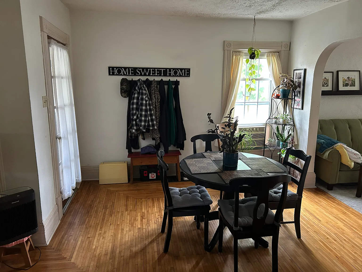4 bed, 2300 sqft, $1,500 — Photo 2