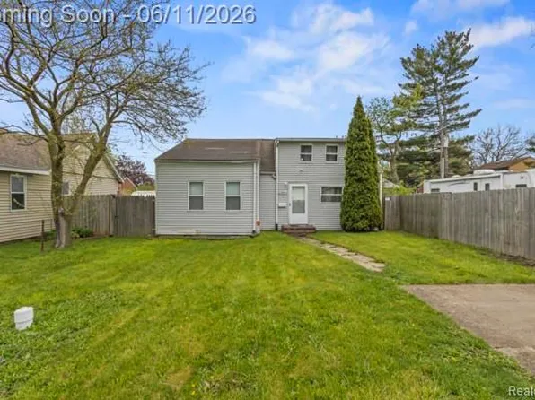 25884 Leach St, Roseville, MI 48066