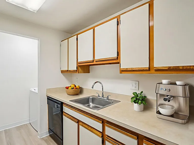 Glenbrook Apartments — Photo 8