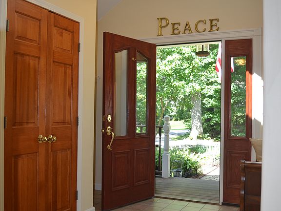 10'x9' foyer w/ closet