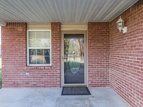 3rd image of 925 Plaza Dr