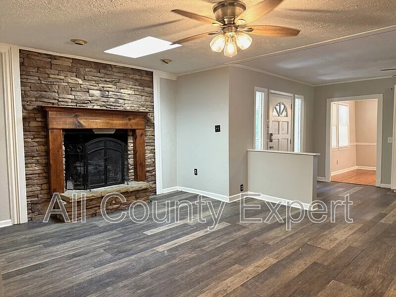 3 bed, 2.0 bath, 2433 sqft, $2,150 — Photo 4