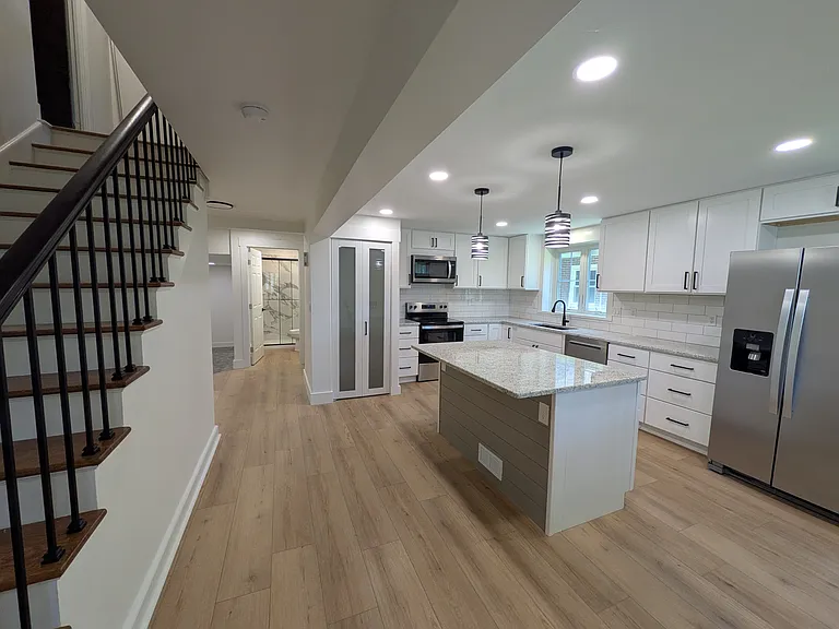 885 Saint Louis St — Photo 3