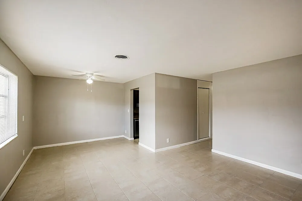 3 bed, 2.0 bath, 1326 sqft, $2,560 — Photo 3
