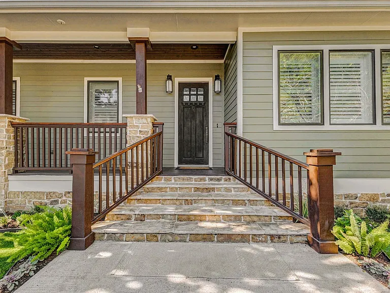 2219 Columbia St — Photo 3