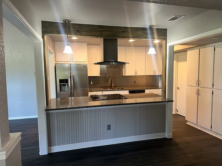 528 Sand Bend Dr — Photo 2