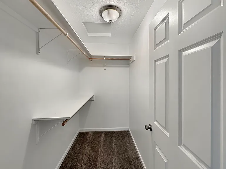 Lake Point Apartments — Photo 40