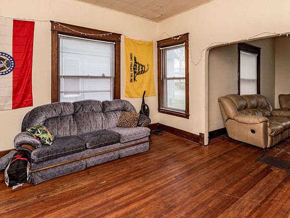 3rd image of 210 N College Ave