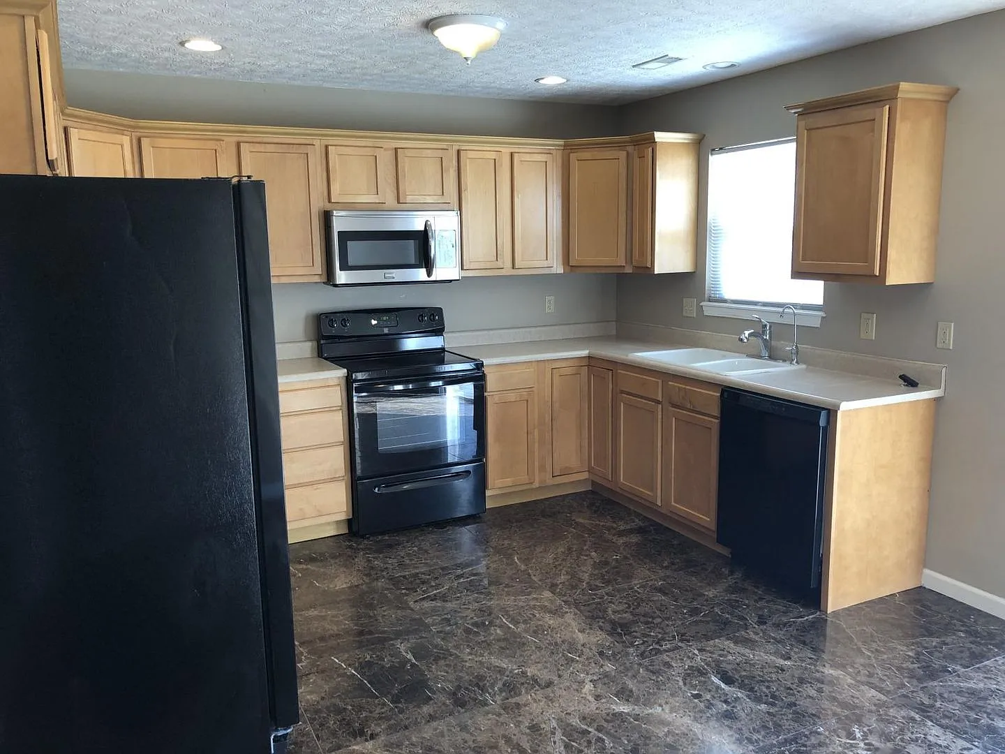 Beautiful townhouse, 3 master-bedrooms, with one on main level. All new kitchen appliances. — Photo 3