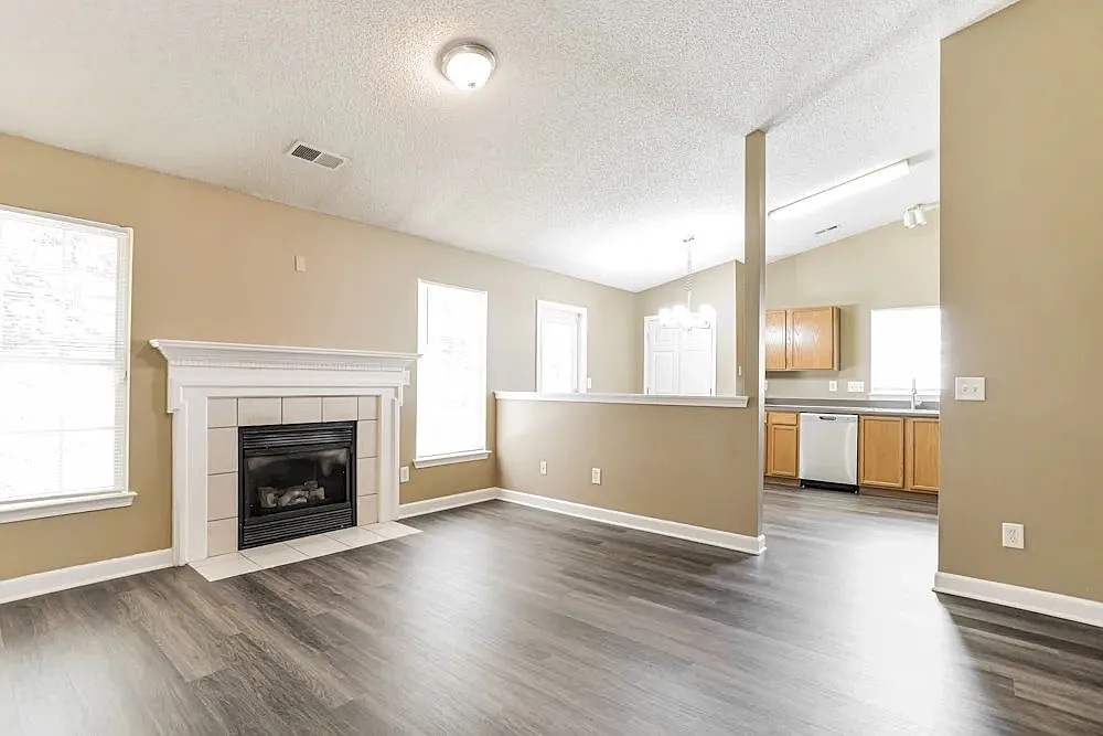 3 bed, 1204 sqft, $1,965 — Photo 3