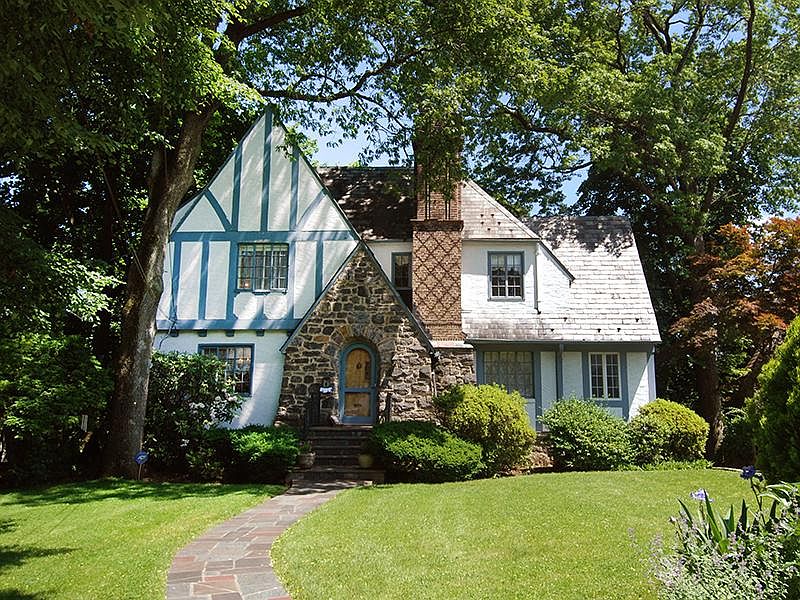 Pristine &amp;amp; Sparkling Larchmont Gardens Tudor