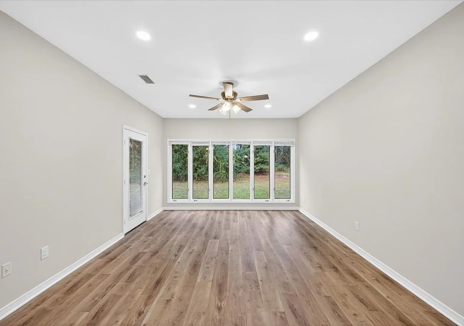 Golf Villa Condos — Photo 1