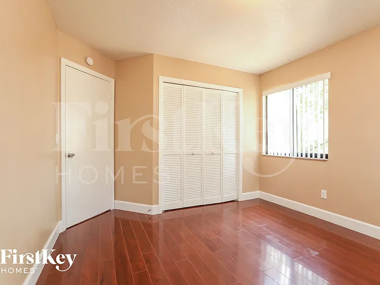 988 Glenview Cir — Photo 13