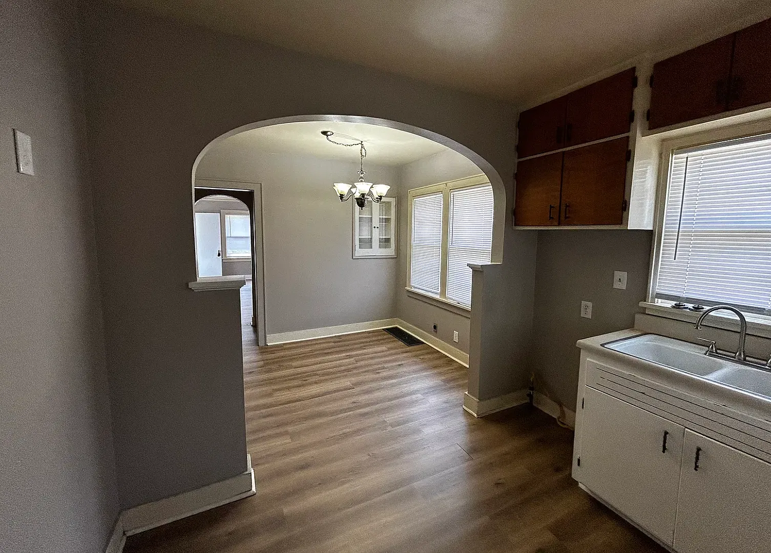 2-Bed Bungalow Fireplace Detached Garage Large Yard Peoria 61603 — Photo 4