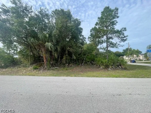 806 Zona Ave N, Lehigh Acres, FL 33971