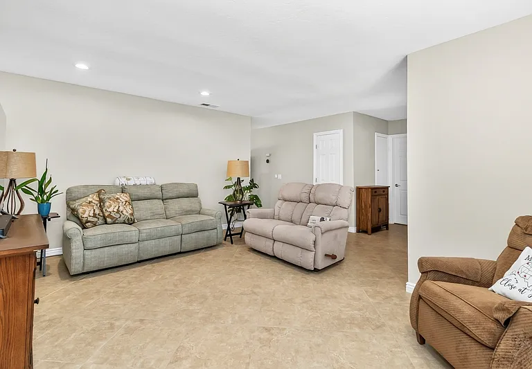 1115 Sayles Ct — Photo 6