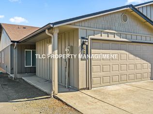 824-830 N Douglas Ave, Cottage Grove, OR 97424